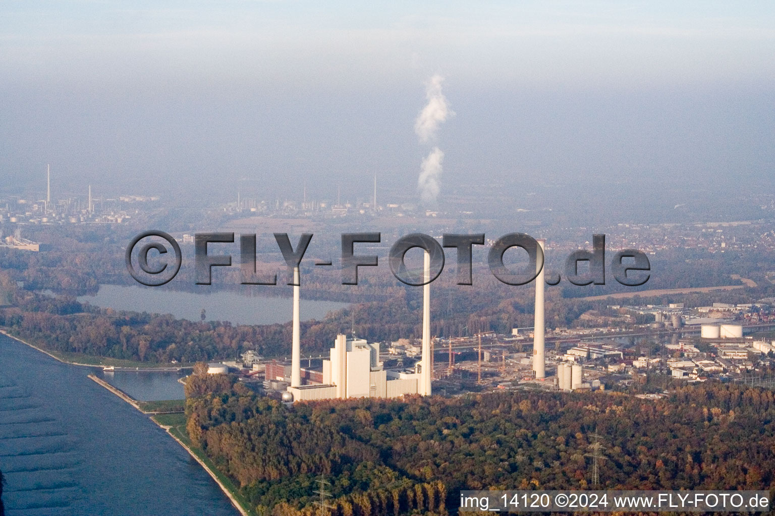 Centrale électrique EnBW à le quartier Rheinhafen in Karlsruhe dans le département Bade-Wurtemberg, Allemagne d'en haut