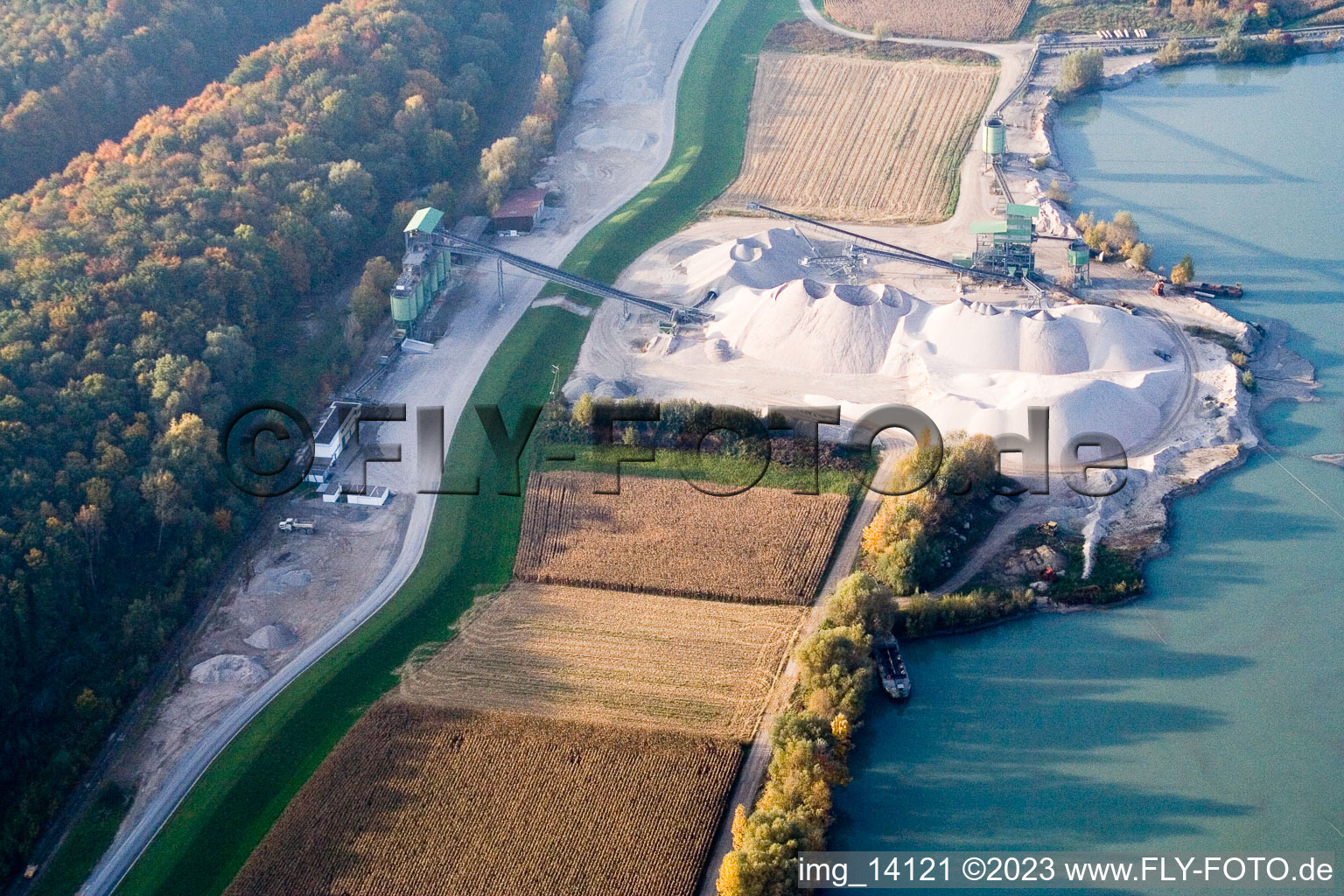 Vue aérienne de Étang de carrière à Hagenbach dans le département Rhénanie-Palatinat, Allemagne
