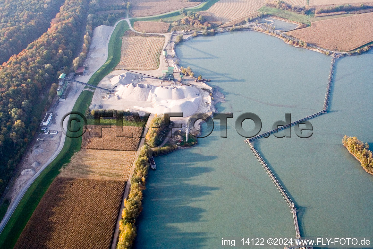 Vue aérienne de Étang de carrière à Hagenbach dans le département Rhénanie-Palatinat, Allemagne