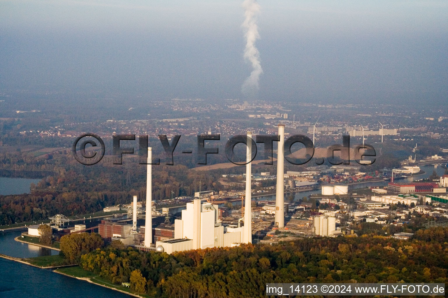 Centrale électrique EnBW à le quartier Rheinhafen in Karlsruhe dans le département Bade-Wurtemberg, Allemagne hors des airs