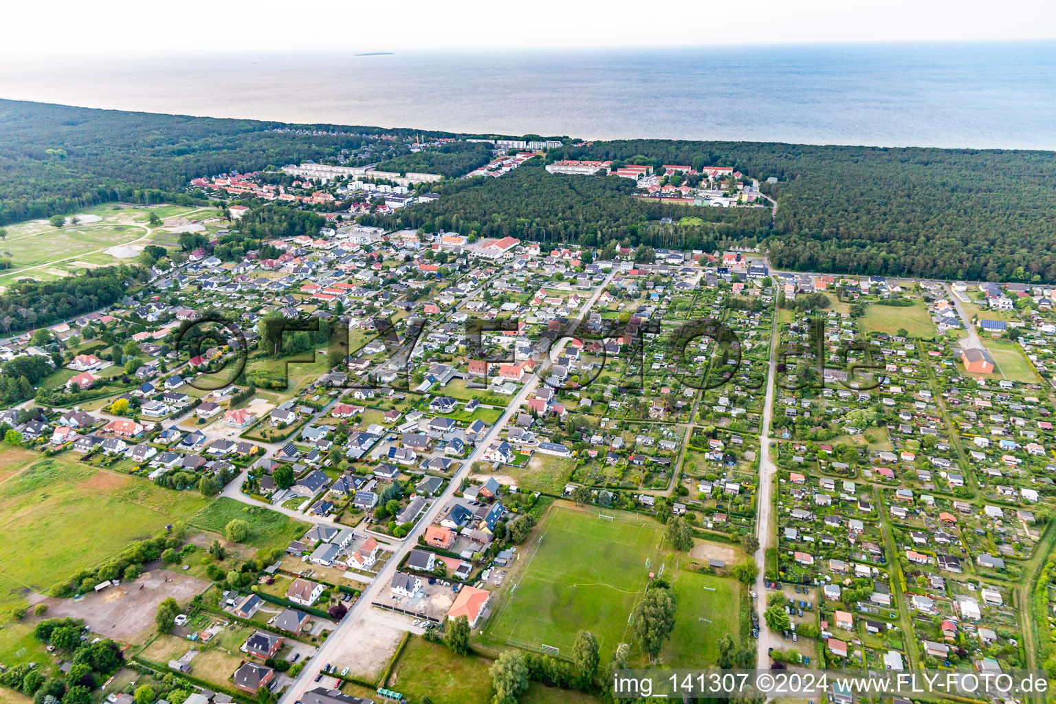 Vue aérienne de Hafenstr à Karlshagen dans le département Mecklembourg-Poméranie occidentale, Allemagne