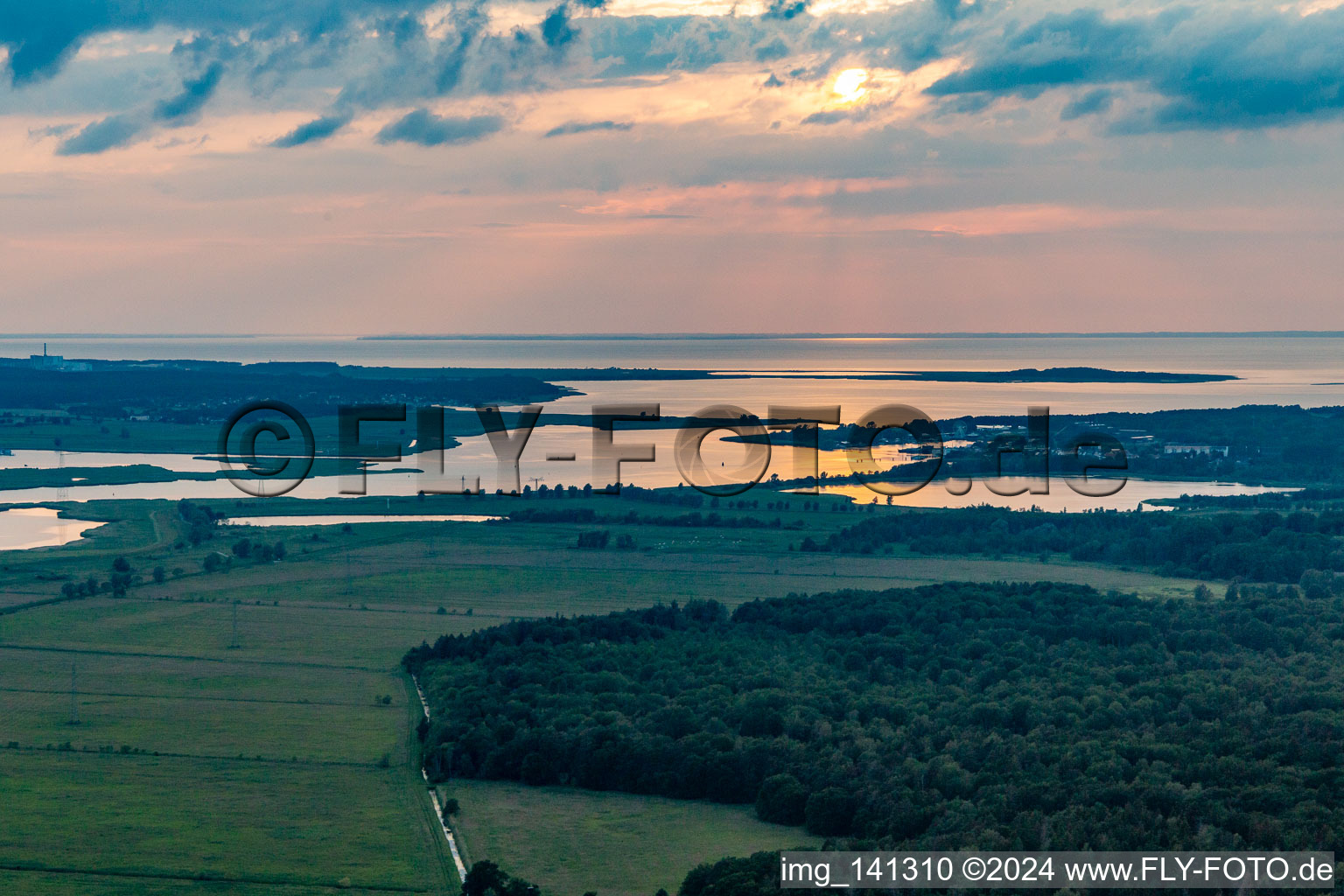 Vue aérienne de Coucher de soleil sur la sortie du Peeneström à Peenemünde dans le département Mecklembourg-Poméranie occidentale, Allemagne