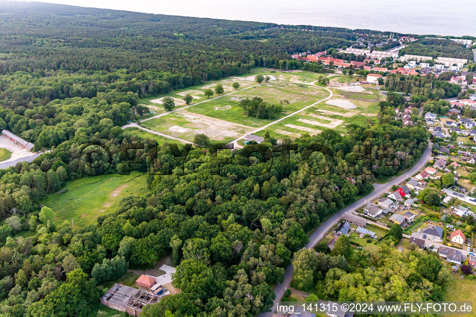 Vue aérienne de Ancien terrain de sport de l'institut de recherche de l'armée Peenemünde à Peenemünde dans le département Mecklembourg-Poméranie occidentale, Allemagne