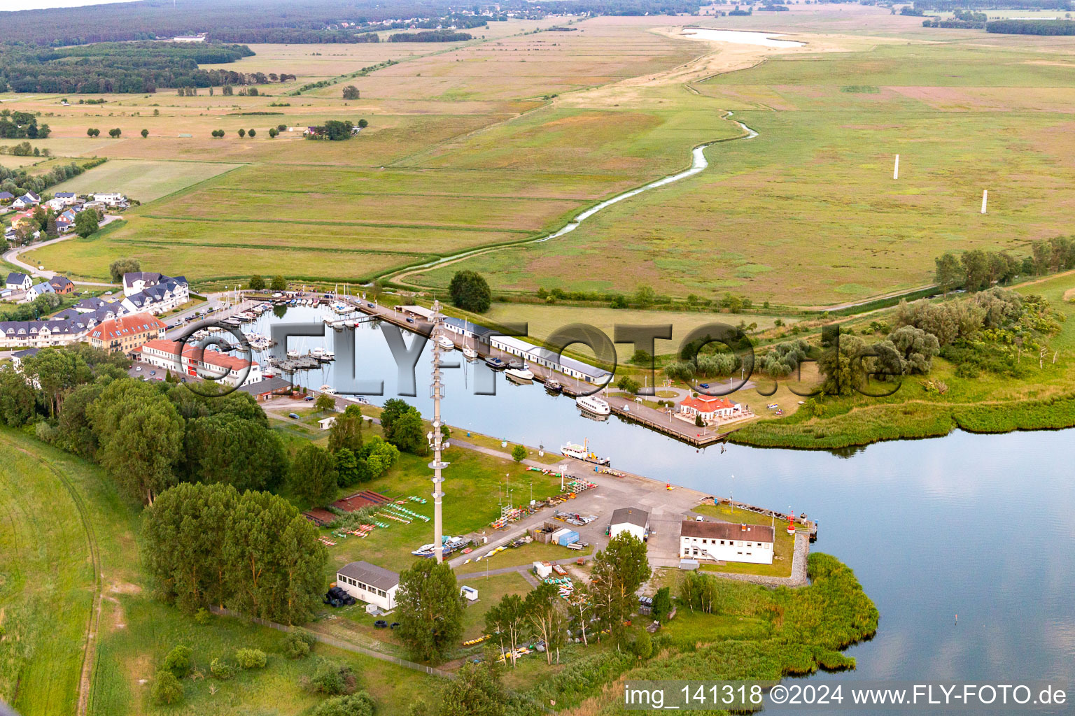 Vue aérienne de Bureau des voies navigables et de la navigation de Stralsund / base Karlshagen au port de plaisance et de pêche Karlshagen à Karlshagen dans le département Mecklembourg-Poméranie occidentale, Allemagne