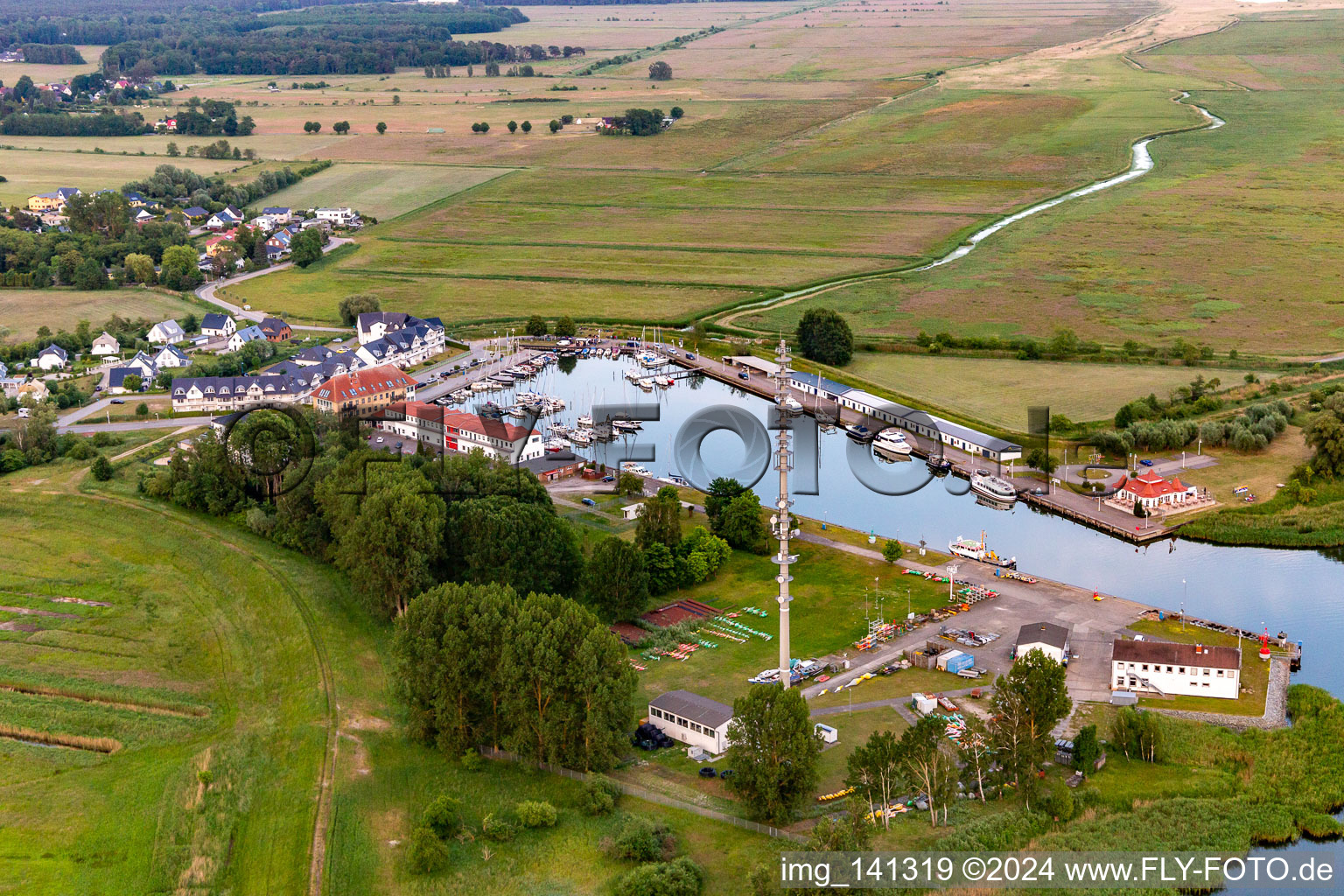 Vue aérienne de Bureau des voies navigables et de la navigation de Stralsund / base Karlshagen au port de plaisance et de pêche Karlshagen à Karlshagen dans le département Mecklembourg-Poméranie occidentale, Allemagne