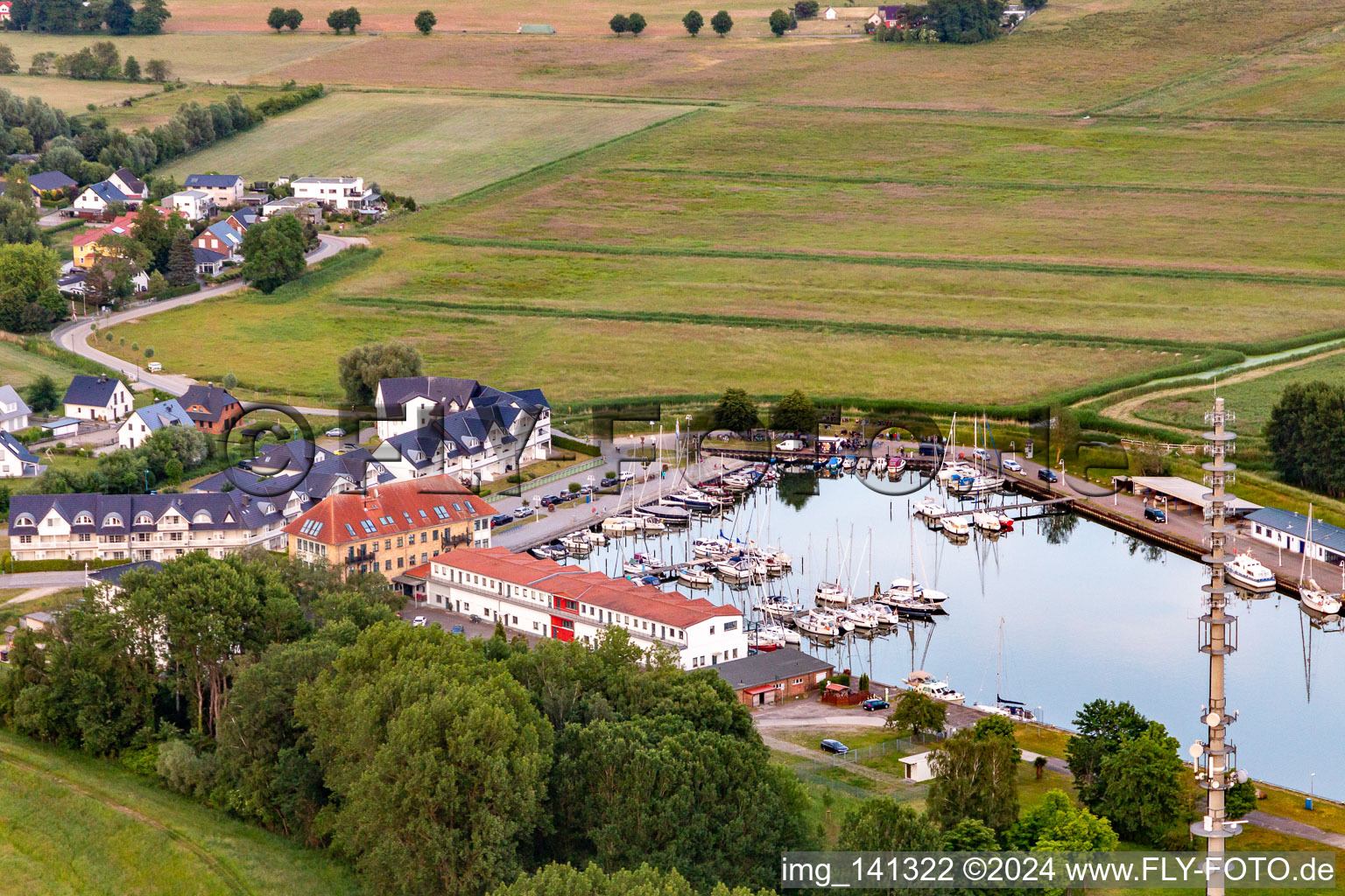 Vue aérienne de Port de plaisance et de pêche Karlshagen à Karlshagen dans le département Mecklembourg-Poméranie occidentale, Allemagne