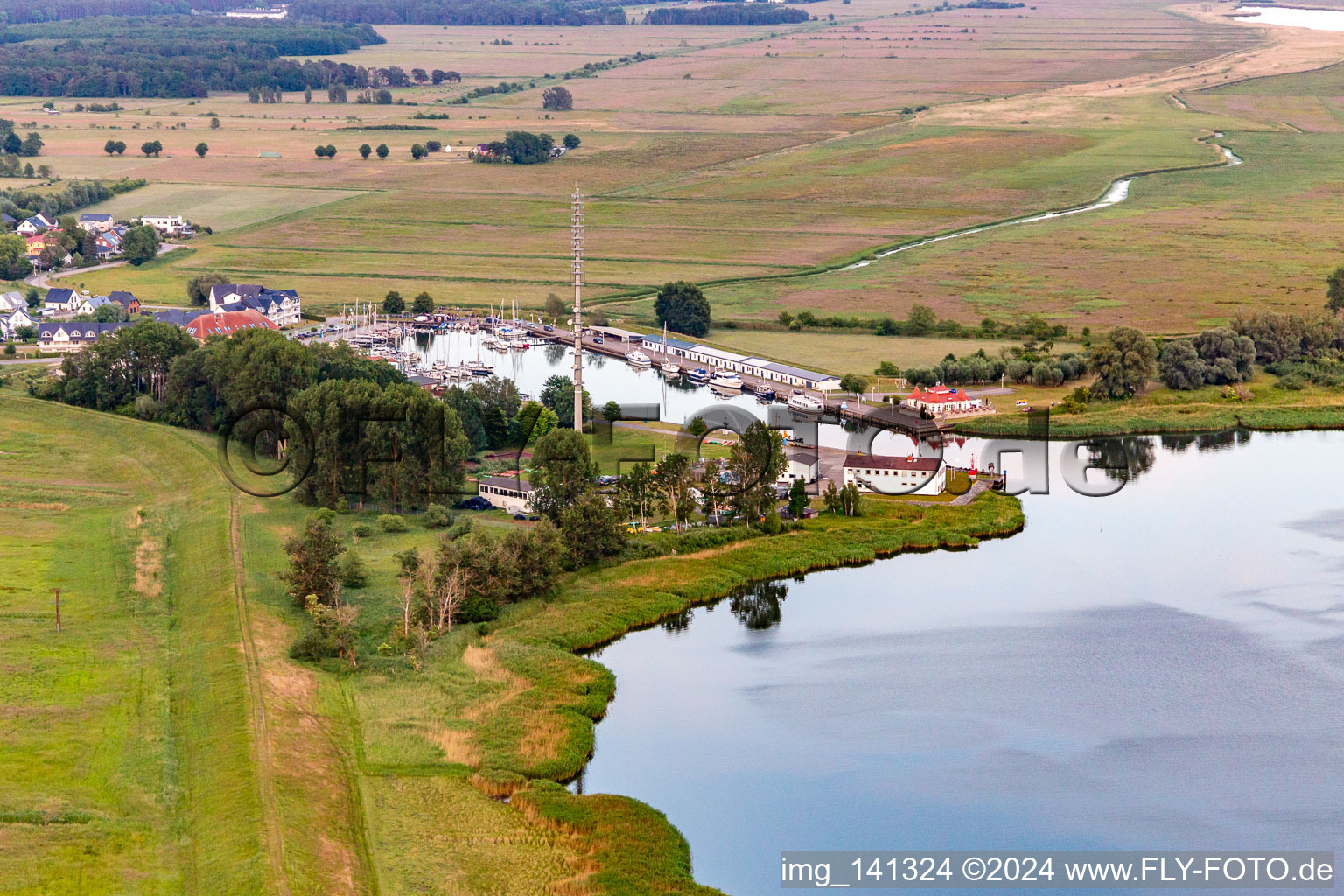 Photographie aérienne de Bureau des voies navigables et de la navigation de Stralsund / base Karlshagen au port de plaisance et de pêche Karlshagen à Karlshagen dans le département Mecklembourg-Poméranie occidentale, Allemagne