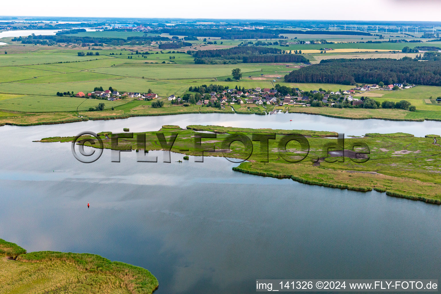 Vue aérienne de Vue depuis Peenemünde à le quartier Hollendorf in Kröslin dans le département Mecklembourg-Poméranie occidentale, Allemagne