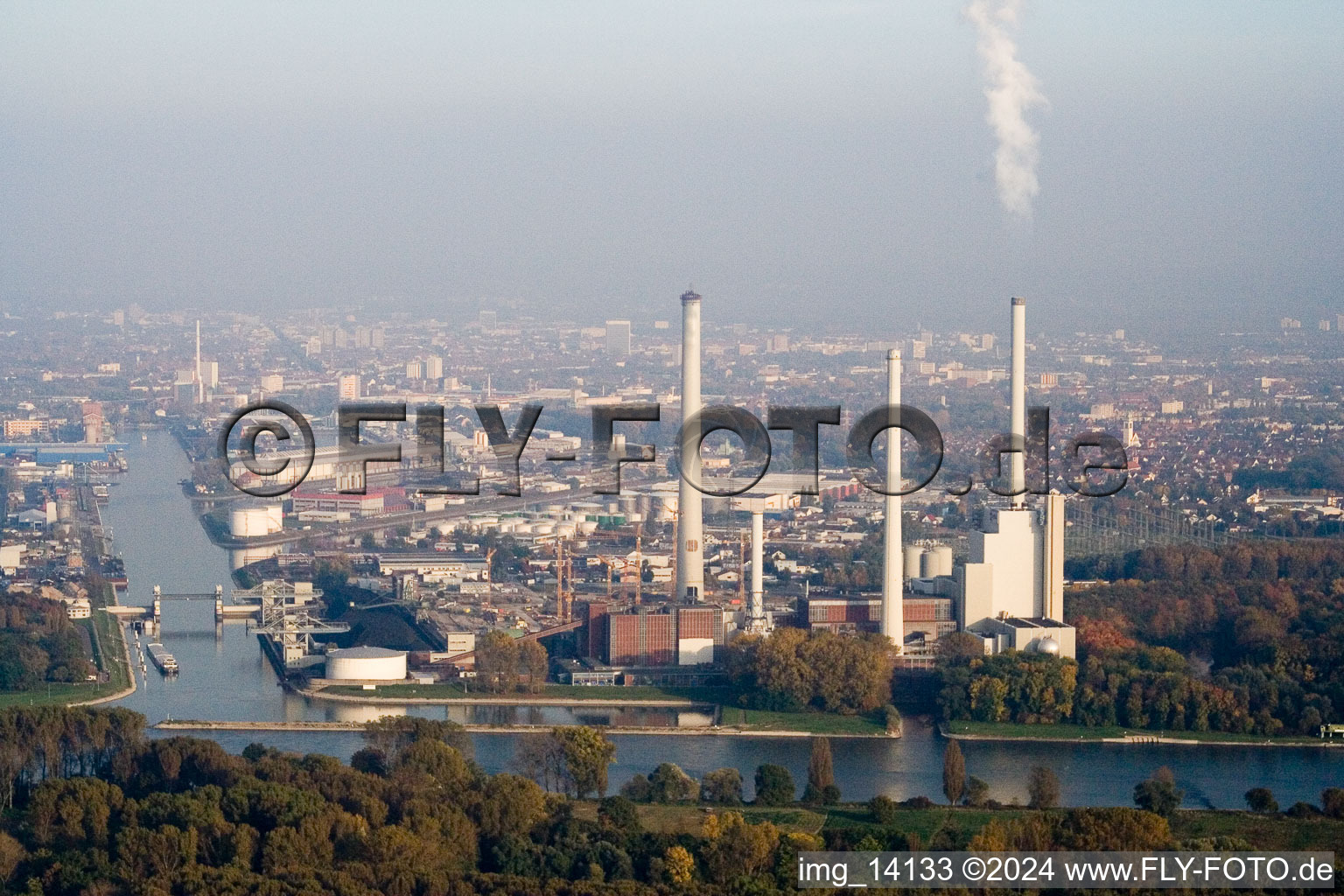 Vue aérienne de Centrale électrique EnBW vue de l'ouest à le quartier Rheinhafen in Karlsruhe dans le département Bade-Wurtemberg, Allemagne