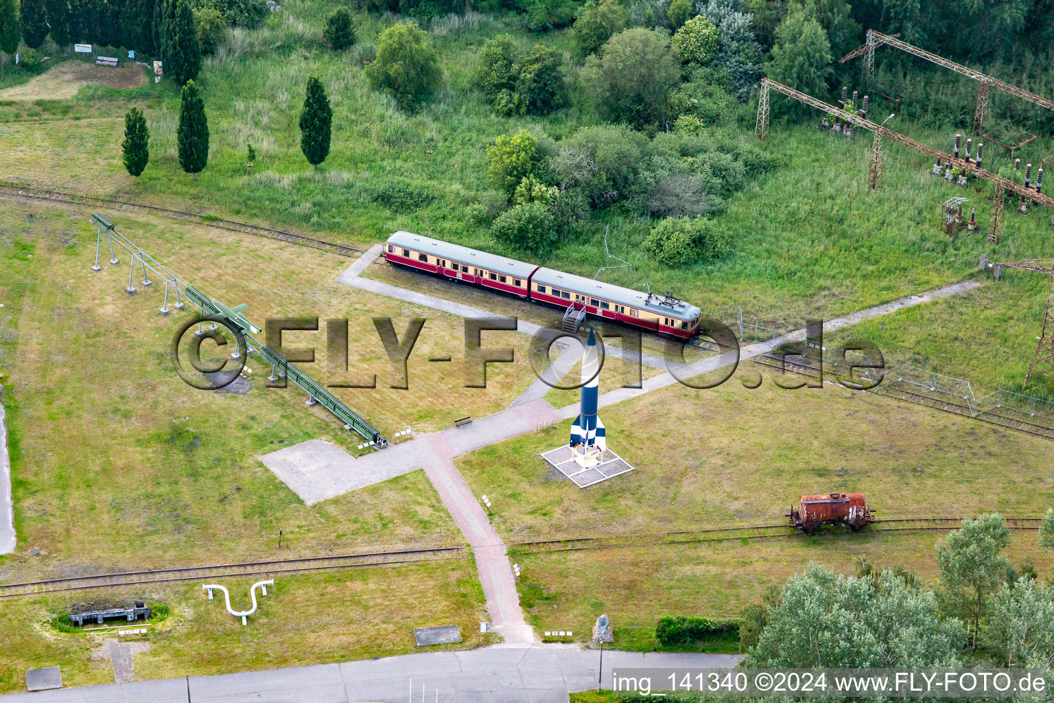 Vue aérienne de Fusée V2 et Peenemünder Werkbahn sur l'espace extérieur du musée historique et technique Peenemünde pour la construction de fusées pendant la Seconde Guerre mondiale dans l'ancienne centrale électrique à Peenemünde dans le département Mecklembourg-Poméranie occidentale, Allemagne