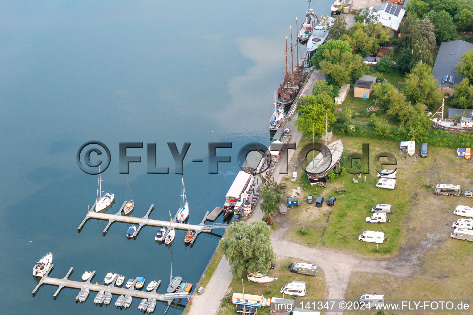 Vue aérienne de Péninsule de location de bateaux Peenemünde dans le port de Peenemünde à Peenemünde dans le département Mecklembourg-Poméranie occidentale, Allemagne