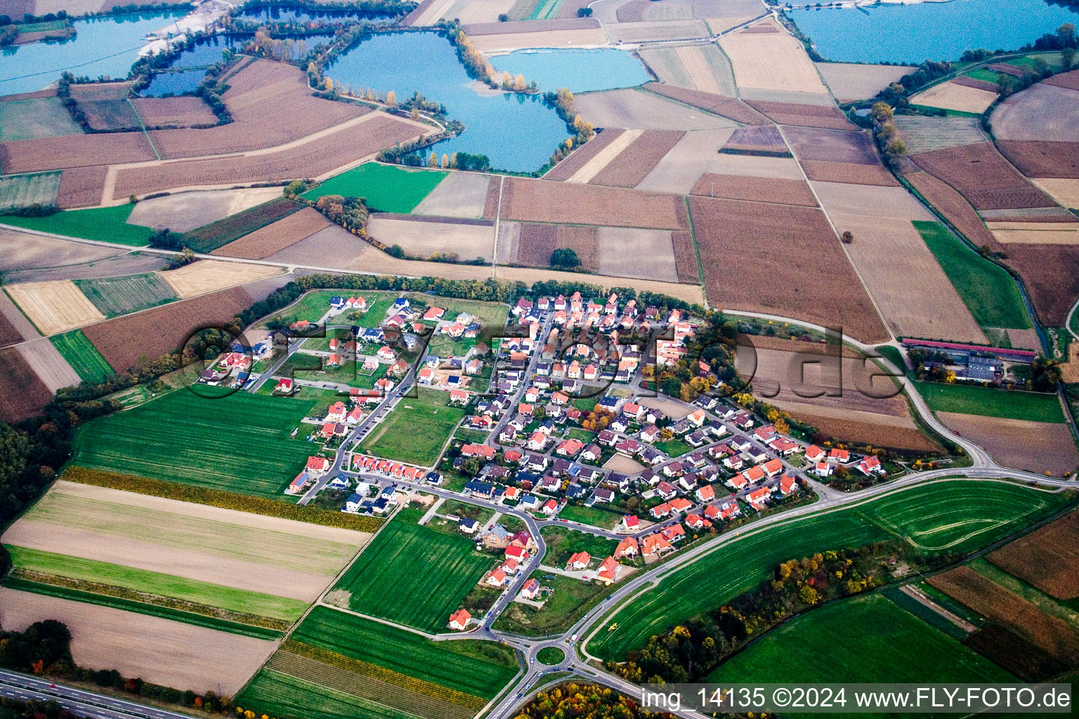 Vue aérienne de Vue sur le village à le quartier Hardtwald in Neupotz dans le département Rhénanie-Palatinat, Allemagne