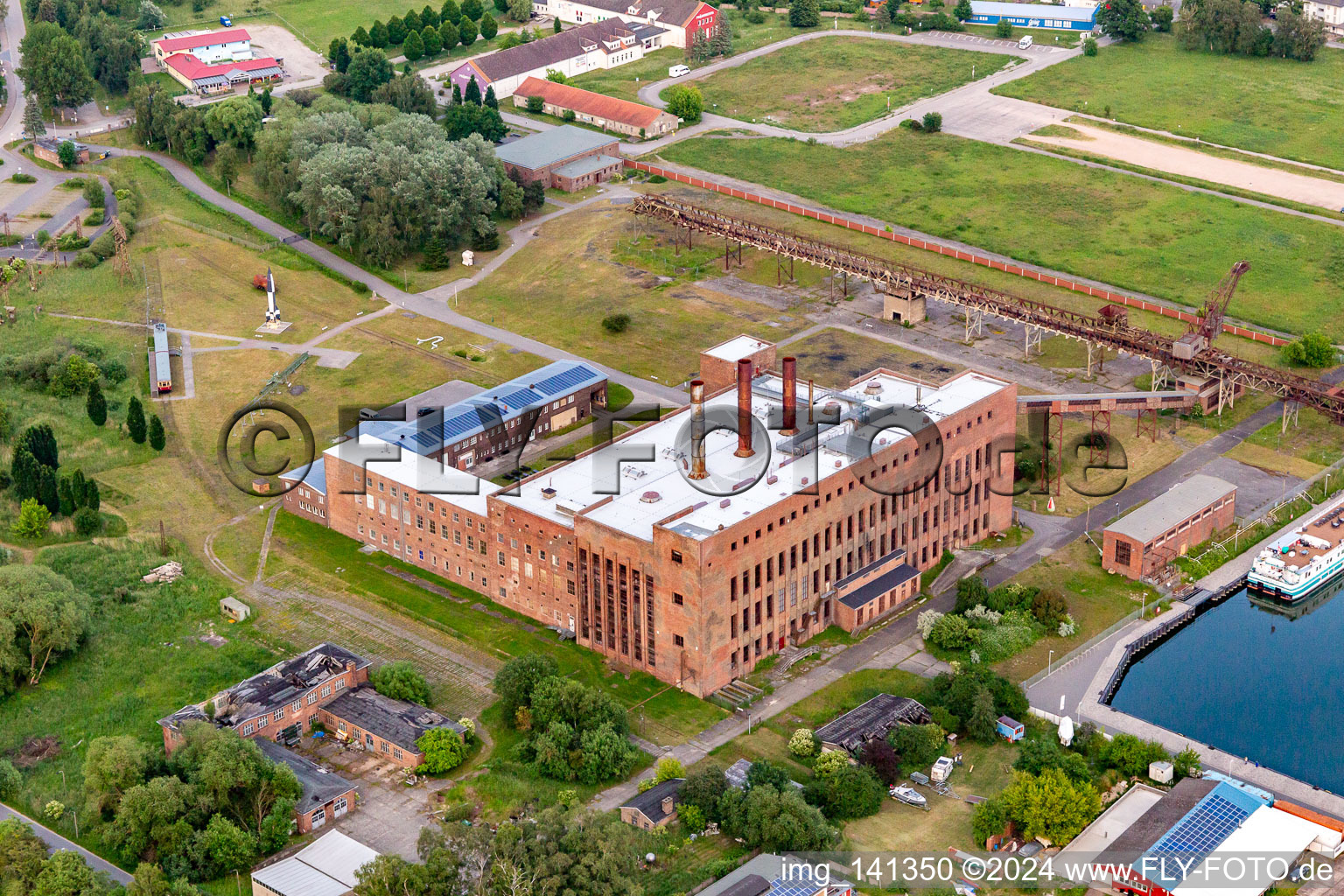 Photographie aérienne de Musée historique et technique Peenemünde sur la construction de fusées pendant la Seconde Guerre mondiale dans l'ancienne centrale électrique à Peenemünde dans le département Mecklembourg-Poméranie occidentale, Allemagne