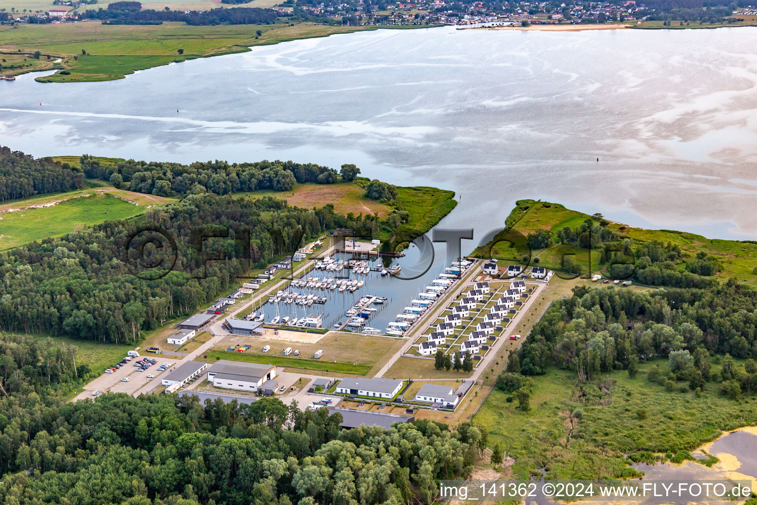 Vue aérienne de Marina Peenemünde 22 avec appartements de vacances WELL Marina Peenemünde Resort à Peenemünde dans le département Mecklembourg-Poméranie occidentale, Allemagne