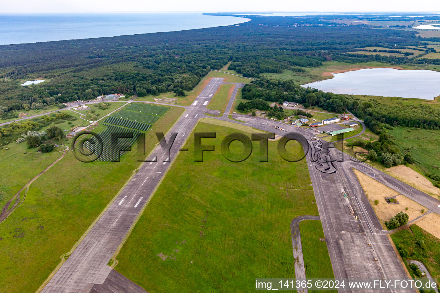 Vue aérienne de Piste de karting de l'Airport Touristik Center (ATC) sur l'ancienne voie de circulation de l'aéroport Peenemünde à Peenemünde dans le département Mecklembourg-Poméranie occidentale, Allemagne