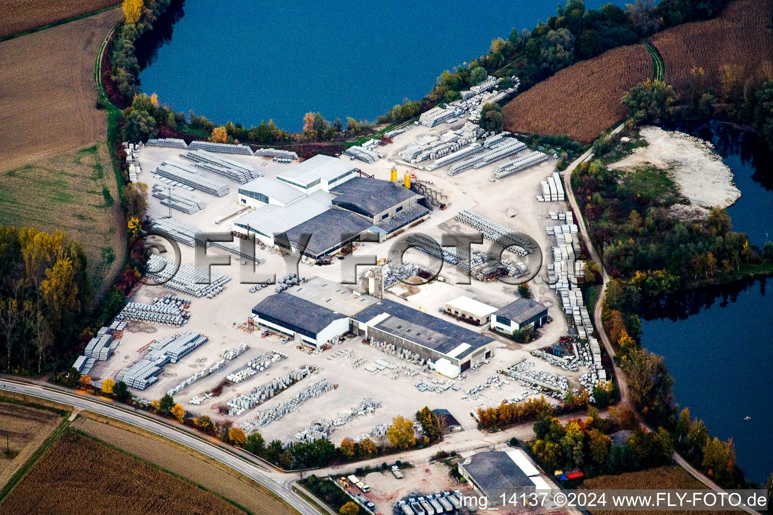 Vue aérienne de Blocs de béton à Neupotz dans le département Rhénanie-Palatinat, Allemagne