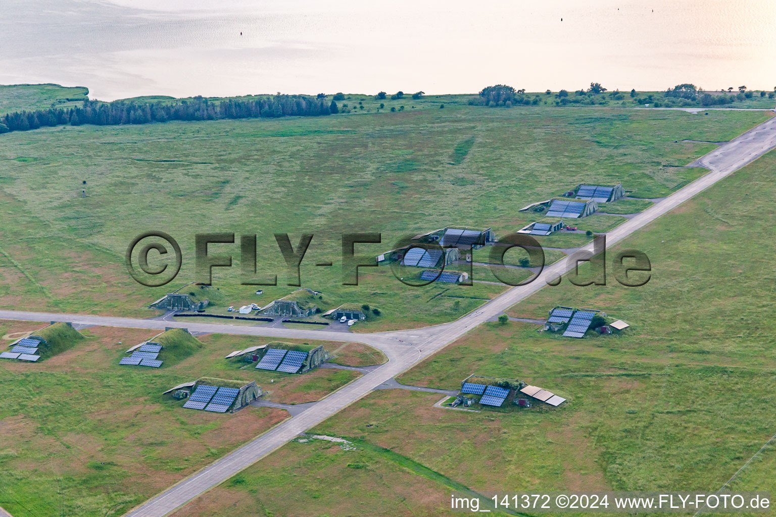 Vue aérienne de Photovoltaïque sur d'anciens bunkers à l'aéroport Peenemünde à Peenemünde dans le département Mecklembourg-Poméranie occidentale, Allemagne