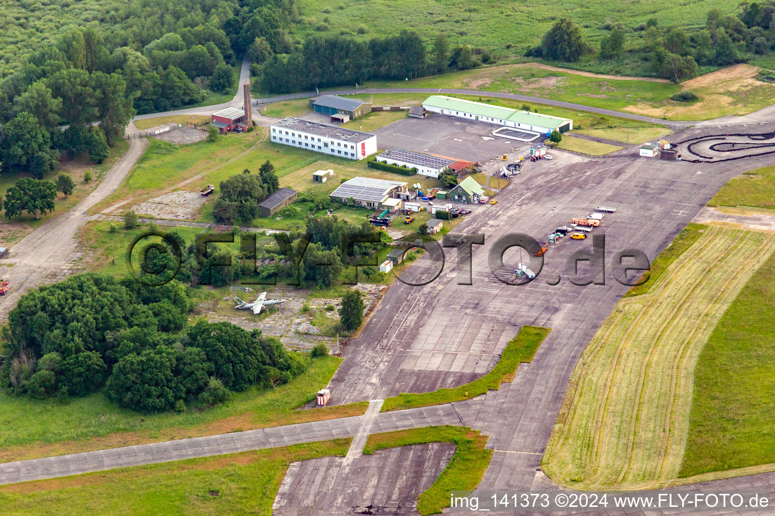 Vue aérienne de Centre de tourisme aéroportuaire (ATC) à l'aéroport Peenemünde à Peenemünde dans le département Mecklembourg-Poméranie occidentale, Allemagne