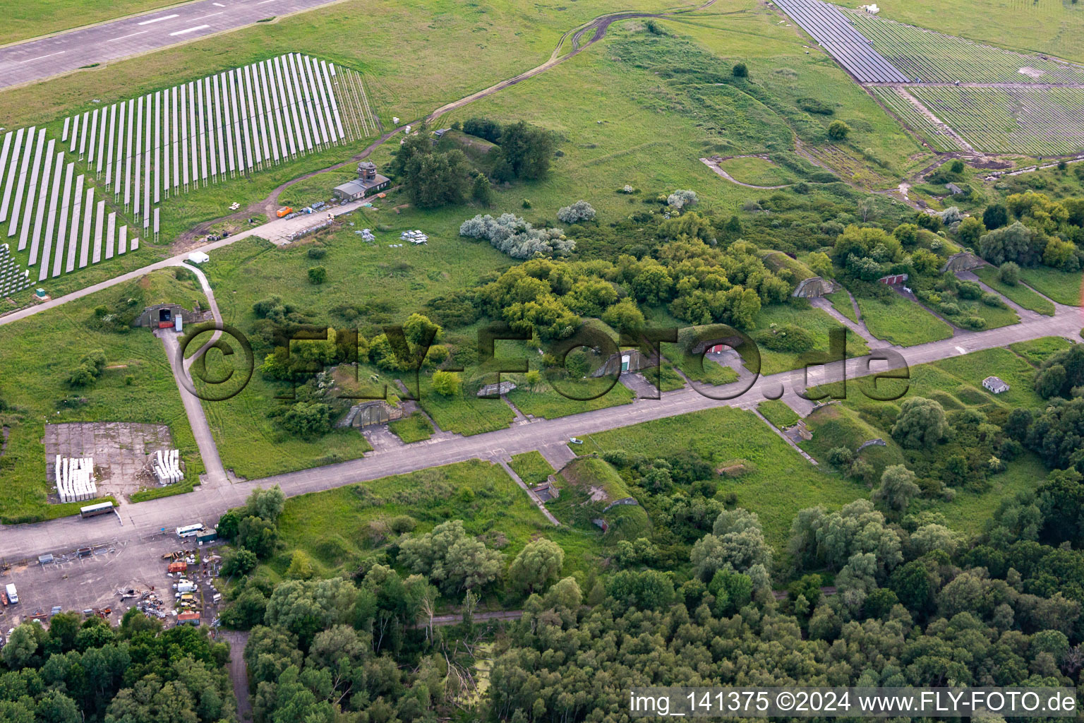 Vue aérienne de Hangars enterrés à l'aéroport Peenemünde à Peenemünde dans le département Mecklembourg-Poméranie occidentale, Allemagne