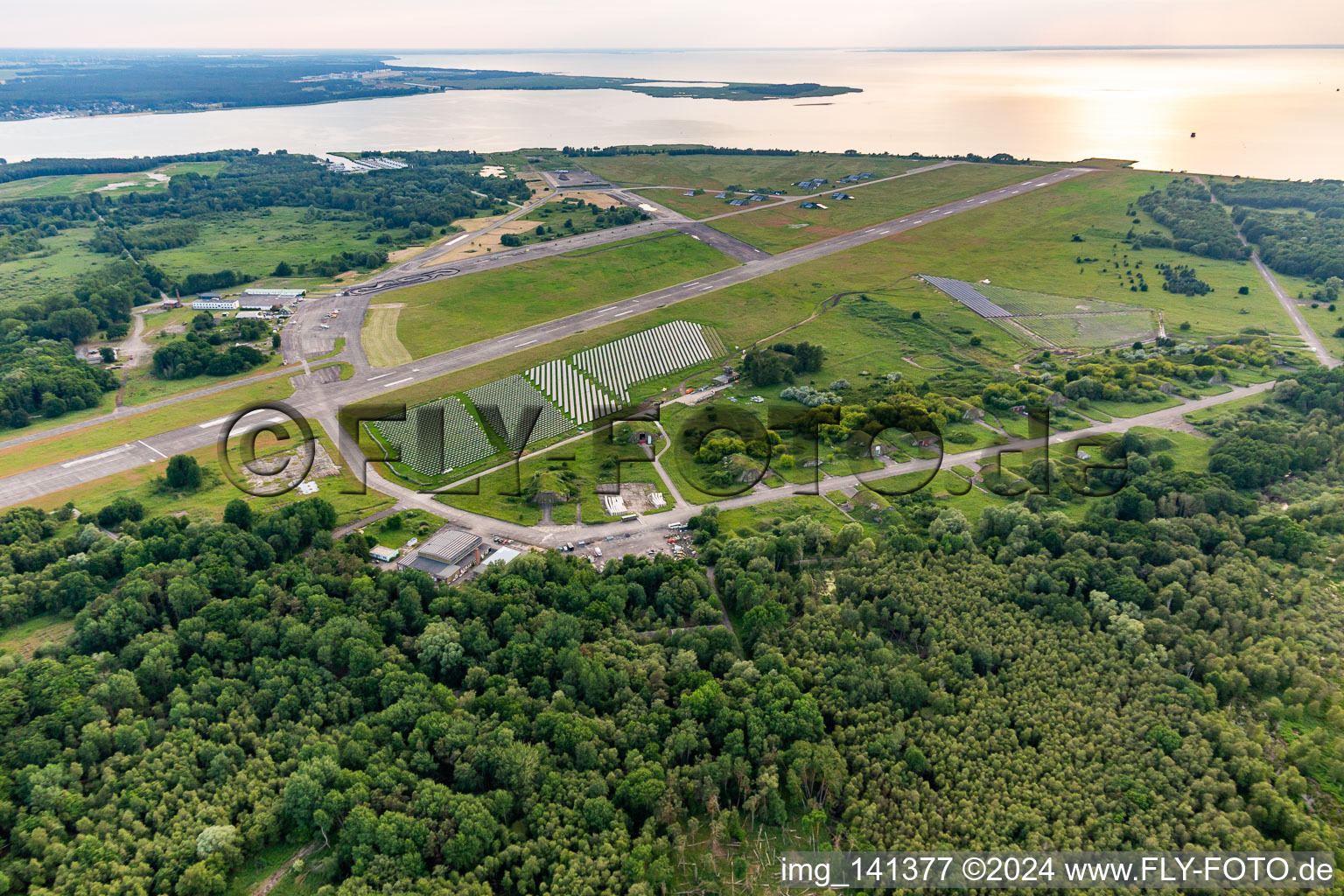 Vue aérienne de Aéroport à Peenemünde dans le département Mecklembourg-Poméranie occidentale, Allemagne