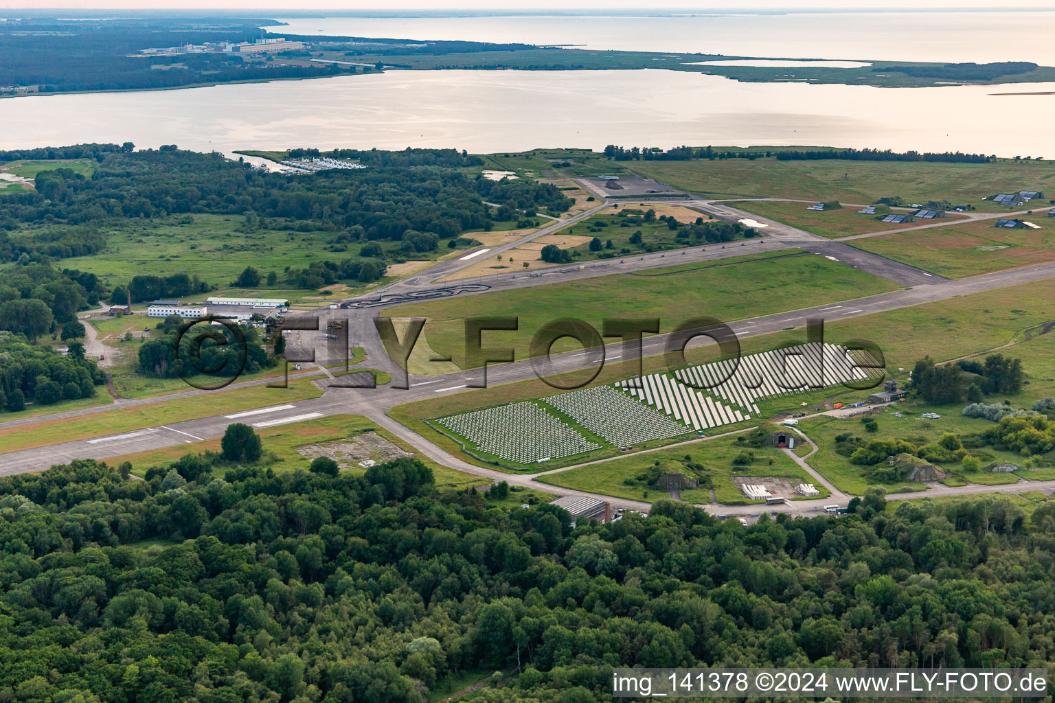 Vue aérienne de Champs photovoltaïques à l'aéroport Peenemünde à Peenemünde dans le département Mecklembourg-Poméranie occidentale, Allemagne