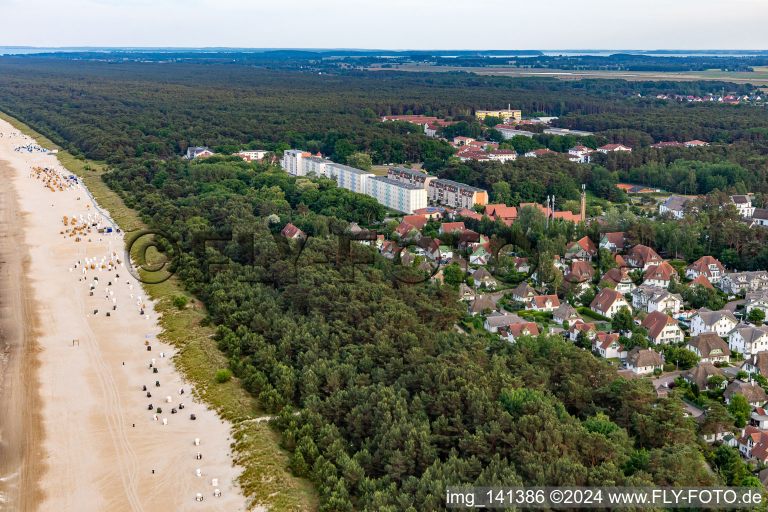 Vue aérienne de Plage et bâtiments préfabriqués sur la Dünenstr à Karlshagen dans le département Mecklembourg-Poméranie occidentale, Allemagne