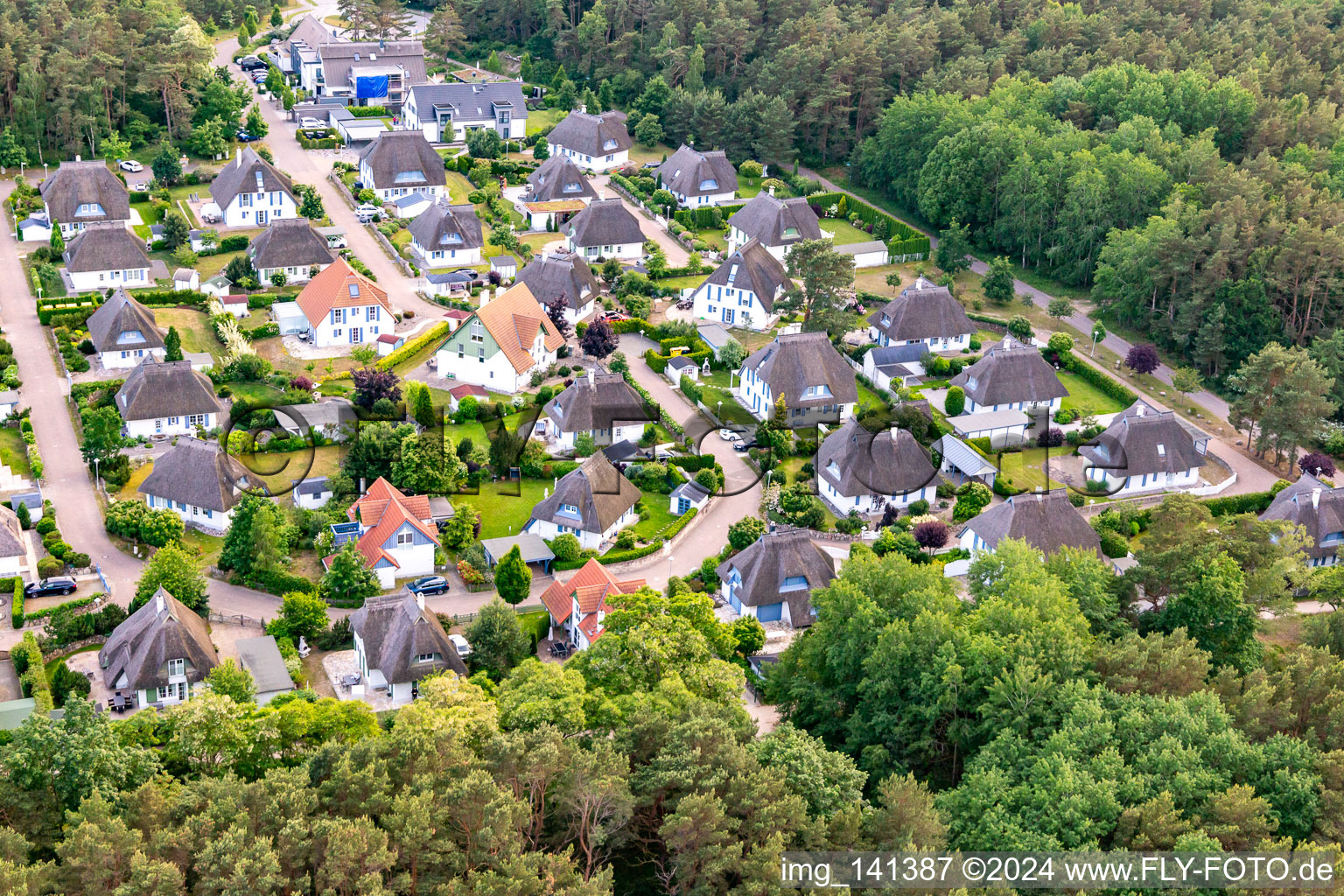 Vue aérienne de Aménagement au toit de chaume de l'appartement de vacances résidence des dunes du nord à Peenemünde dans le département Mecklembourg-Poméranie occidentale, Allemagne