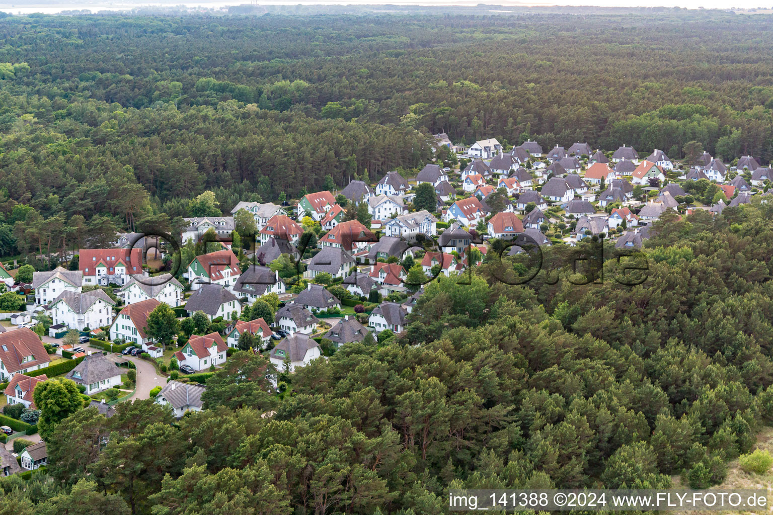 Vue aérienne de Village au toit de chaume de l'appartement de vacances Dünenresidenz à Peenemünde dans le département Mecklembourg-Poméranie occidentale, Allemagne