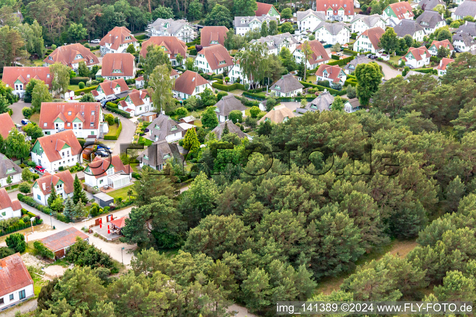 Vue aérienne de Village au toit de chaume de l'appartement de vacances Dünenresidenz à Karlshagen dans le département Mecklembourg-Poméranie occidentale, Allemagne