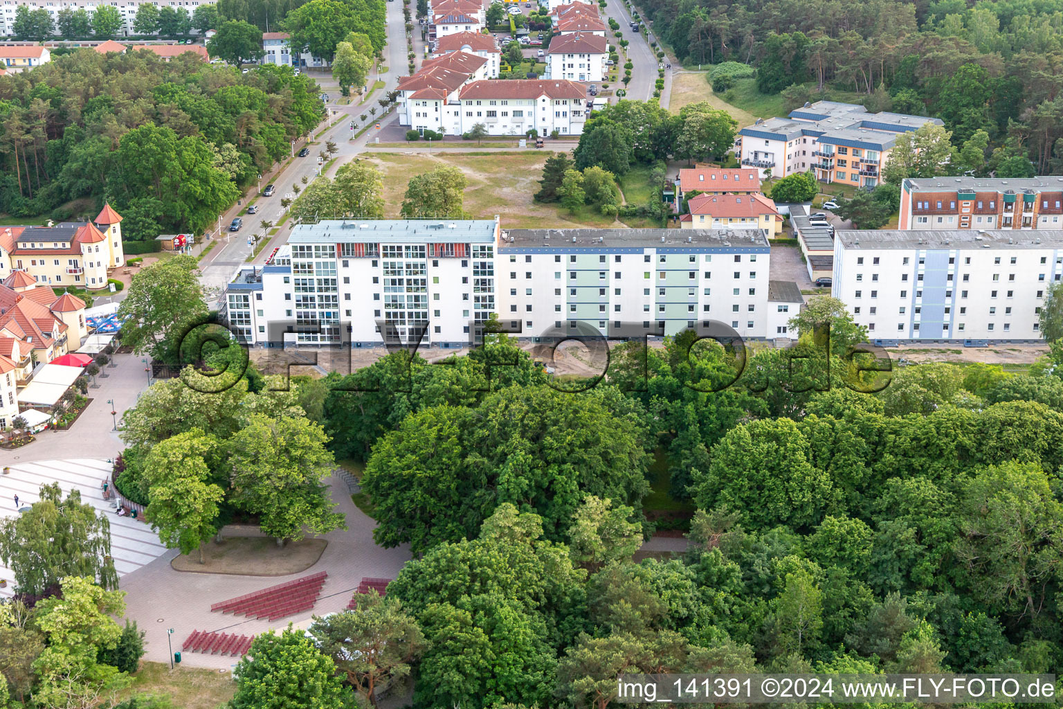 Vue aérienne de Parvis de plage avec scène en plein air à Karlshagen dans le département Mecklembourg-Poméranie occidentale, Allemagne