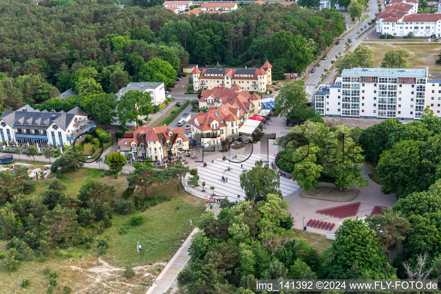 Vue aérienne de Parvis de plage avec scène en plein air à Karlshagen dans le département Mecklembourg-Poméranie occidentale, Allemagne