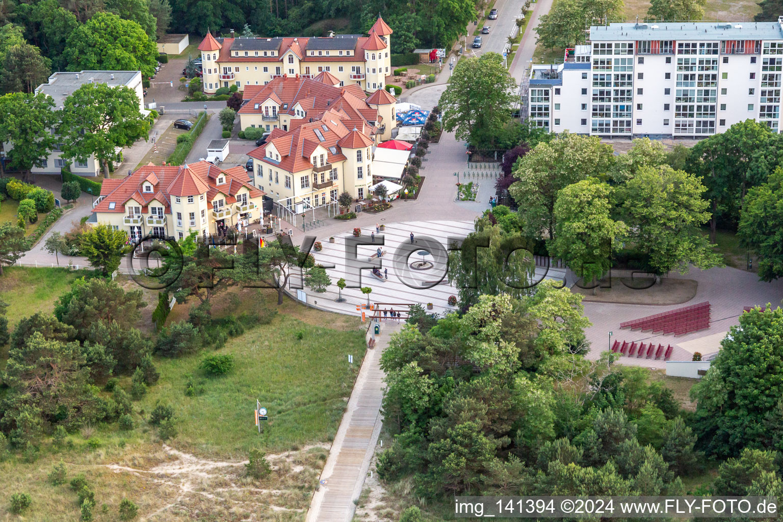 Photographie aérienne de Parvis de plage avec scène en plein air à Karlshagen dans le département Mecklembourg-Poméranie occidentale, Allemagne