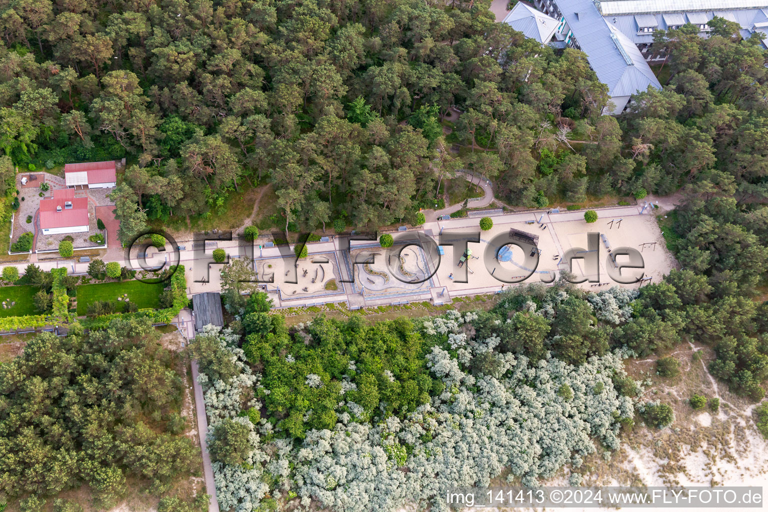 Vue aérienne de Aire de jeux aventure et parc de sculptures dans le parc de loisirs Trassenheide à Trassenheide dans le département Mecklembourg-Poméranie occidentale, Allemagne