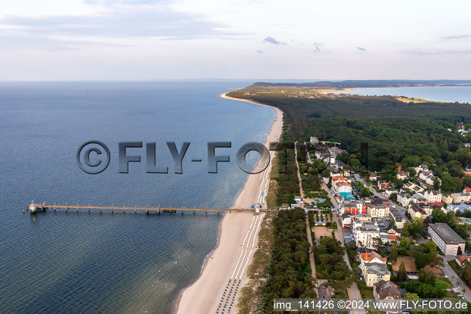 Vue aérienne de Jetée avec télécabine de plongée Zinnowitz depuis l'ouest à Zinnowitz dans le département Mecklembourg-Poméranie occidentale, Allemagne