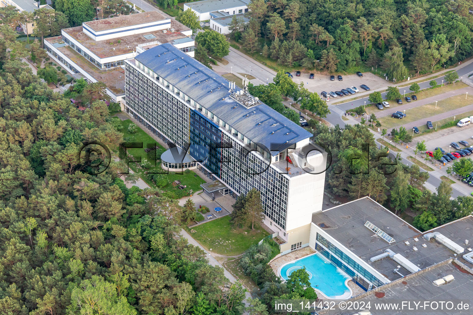 Vue aérienne de Hôtel de sport et de vacances baltes et Bernsteintherme Zinnowitz à Zinnowitz dans le département Mecklembourg-Poméranie occidentale, Allemagne