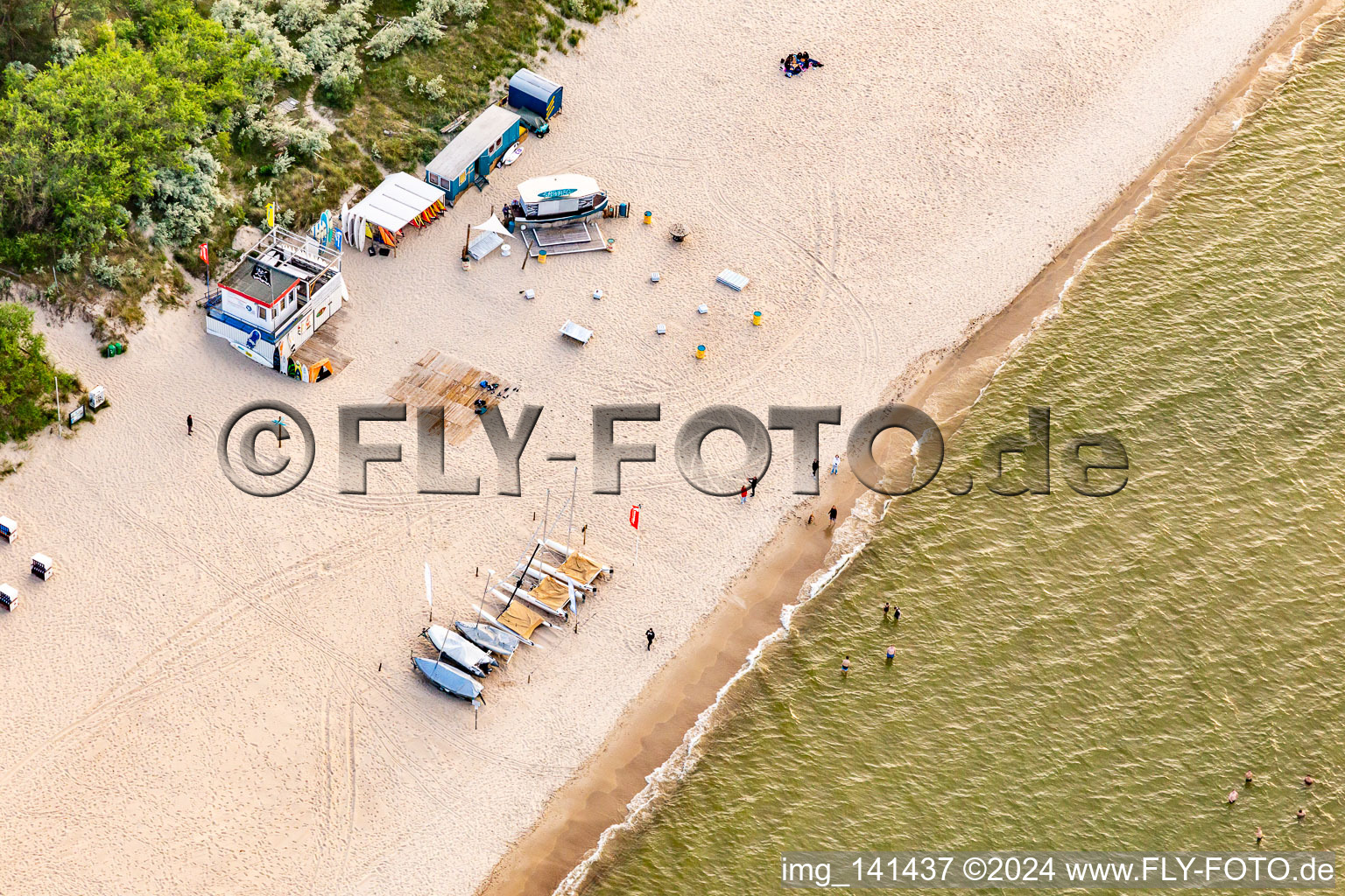 Vue aérienne de École de surf Sportstrand Zinnowitz et bar de surf 8Q à Zinnowitz dans le département Mecklembourg-Poméranie occidentale, Allemagne