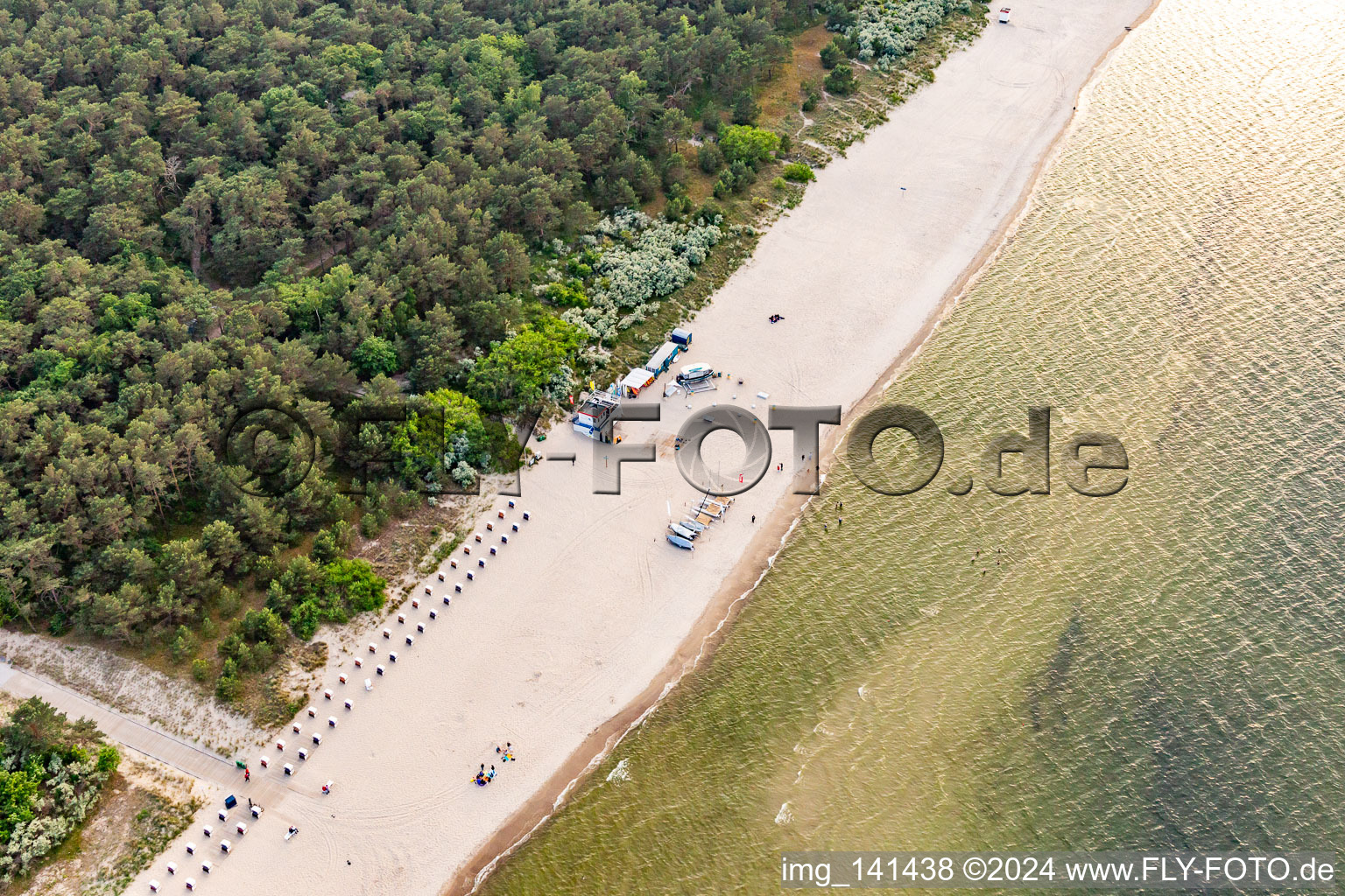 Vue aérienne de École de surf Sportstrand Zinnowitz et bar de surf 8Q à Zinnowitz dans le département Mecklembourg-Poméranie occidentale, Allemagne