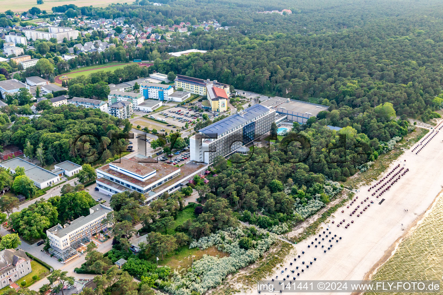 Vue aérienne de Hôtel de sport et de vacances baltes et Bernsteintherme Zinnowitz à Zinnowitz dans le département Mecklembourg-Poméranie occidentale, Allemagne