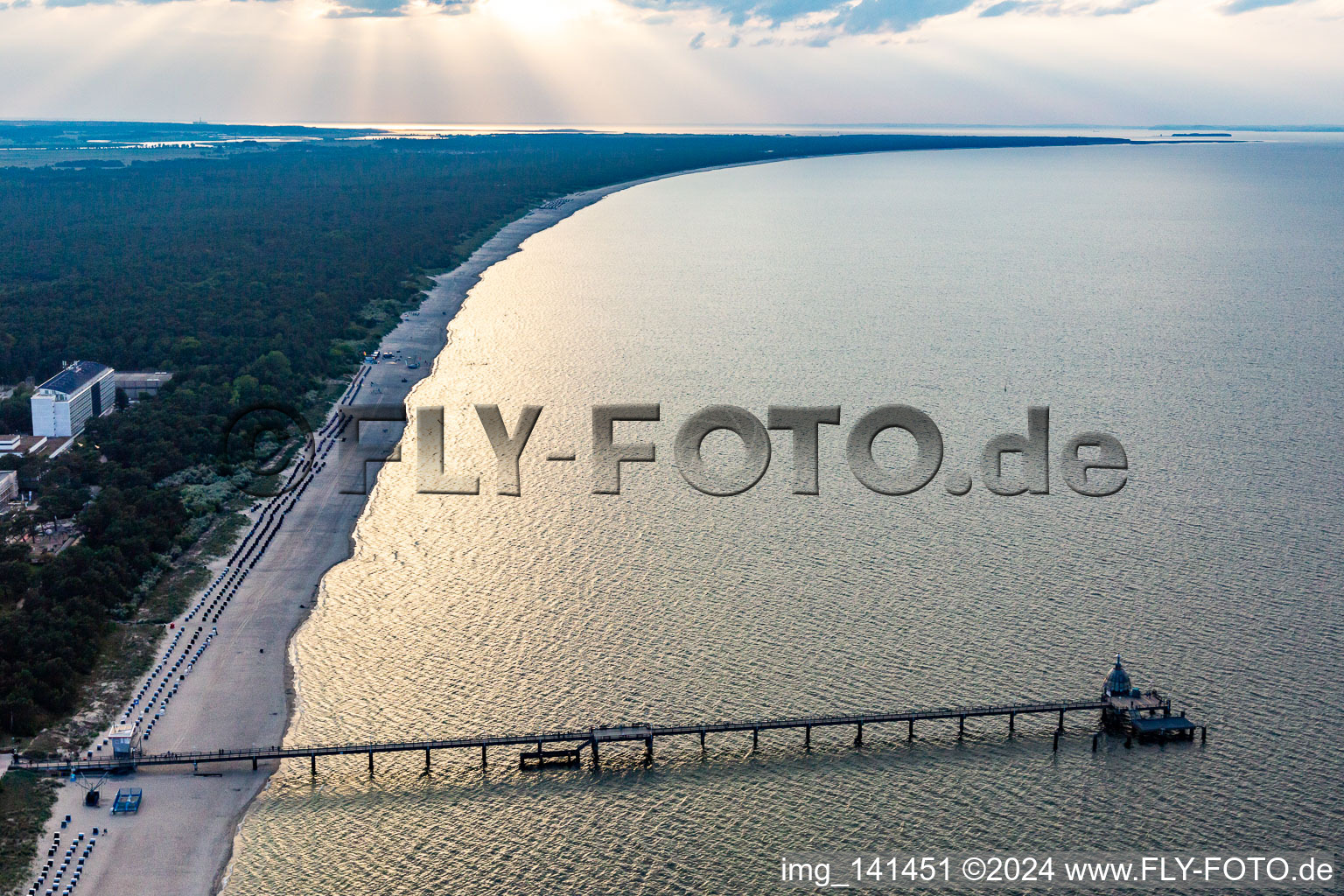 Vue aérienne de Jetée avec télécabine de plongée Zinnowitz à Zinnowitz dans le département Mecklembourg-Poméranie occidentale, Allemagne