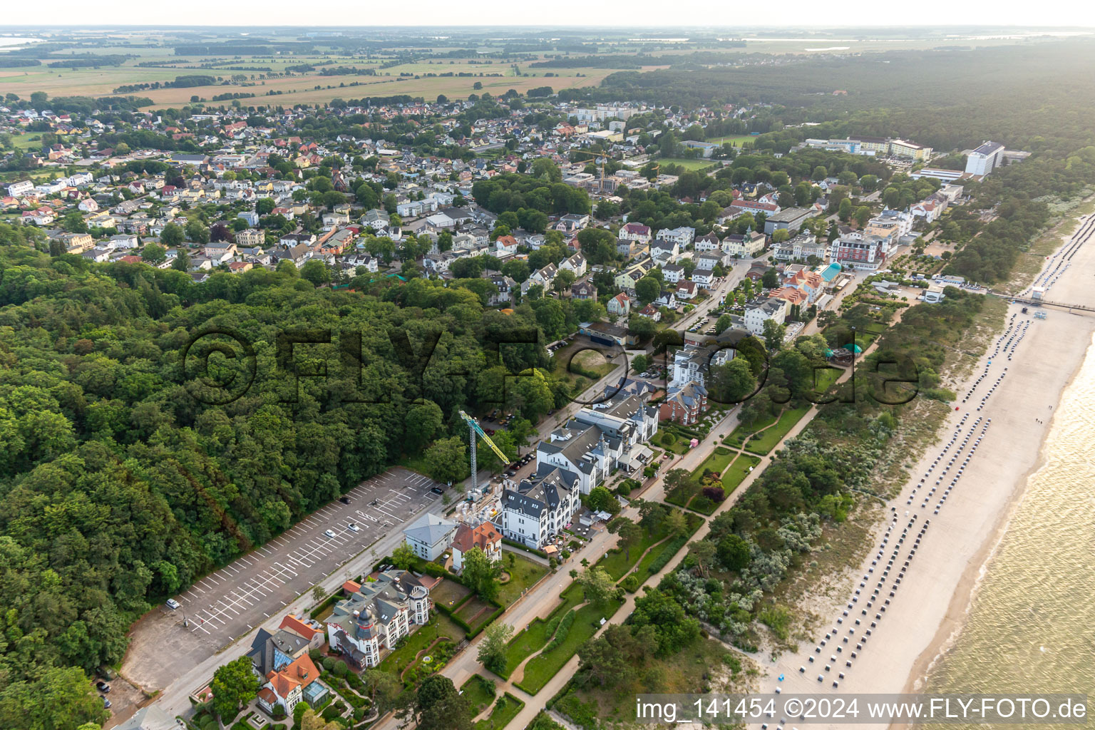 Vue aérienne de Villas entre route des dunes et promenade de la plage à Zinnowitz dans le département Mecklembourg-Poméranie occidentale, Allemagne