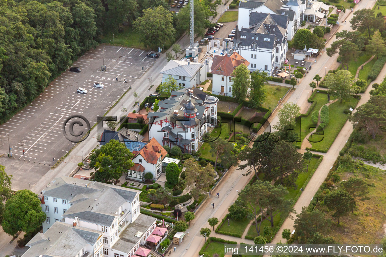 Vue aérienne de Villas entre route des dunes et promenade de la plage à Zinnowitz dans le département Mecklembourg-Poméranie occidentale, Allemagne