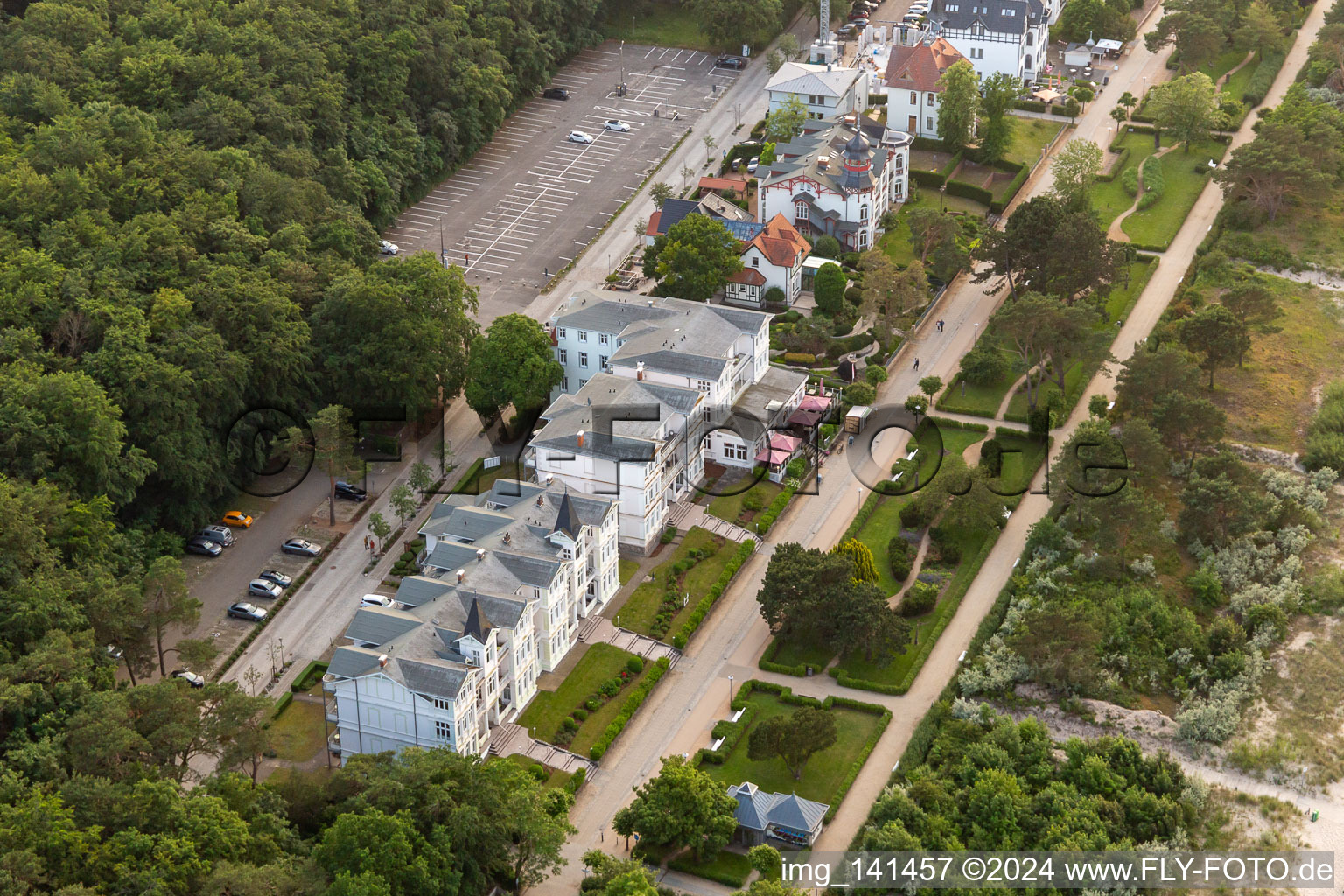 Vue aérienne de Villas sur la plage, forêt et lac à Zinnowitz dans le département Mecklembourg-Poméranie occidentale, Allemagne