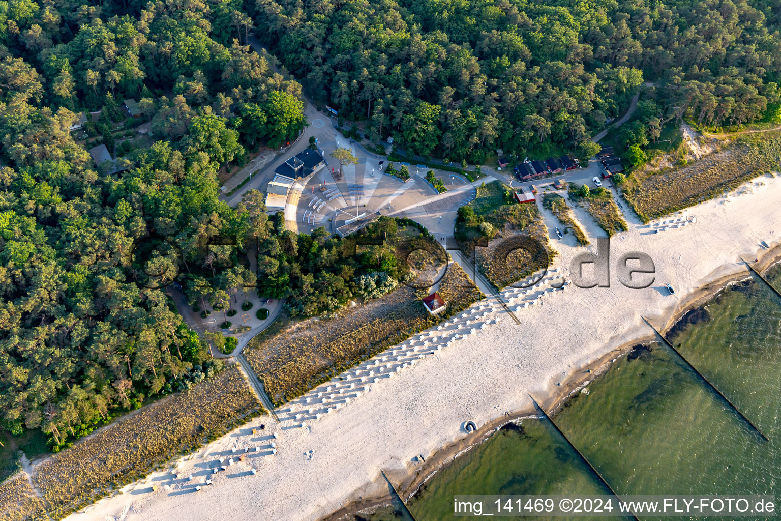 Vue aérienne de Plage et espace spa Zempin à Zempin dans le département Mecklembourg-Poméranie occidentale, Allemagne