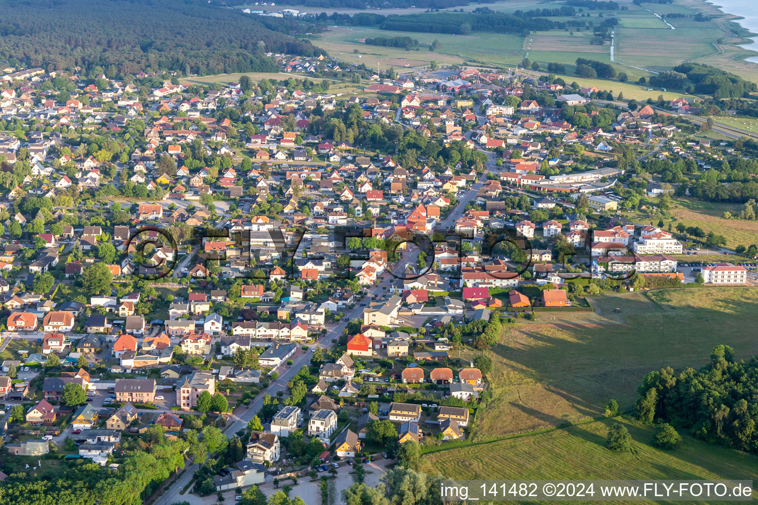 Vue aérienne de Rue principale du nord-ouest à Koserow dans le département Mecklembourg-Poméranie occidentale, Allemagne