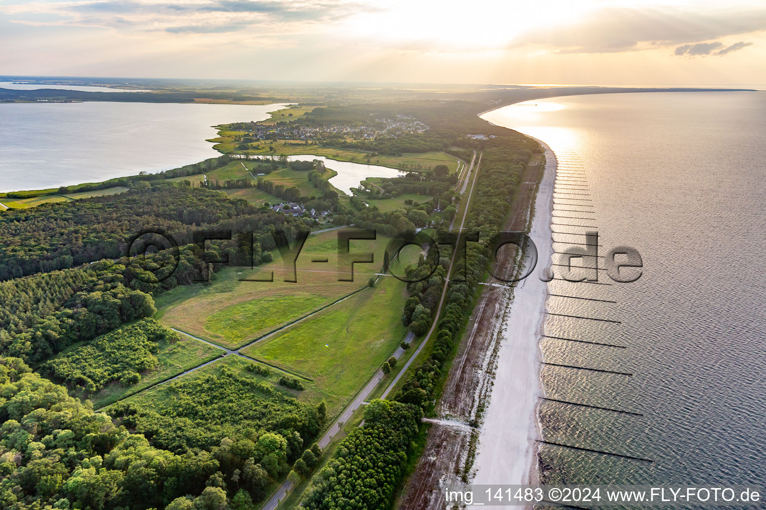 Vue aérienne de Plage de la mer Baltique sur la partie la plus étroite de l'île à Koserow dans le département Mecklembourg-Poméranie occidentale, Allemagne