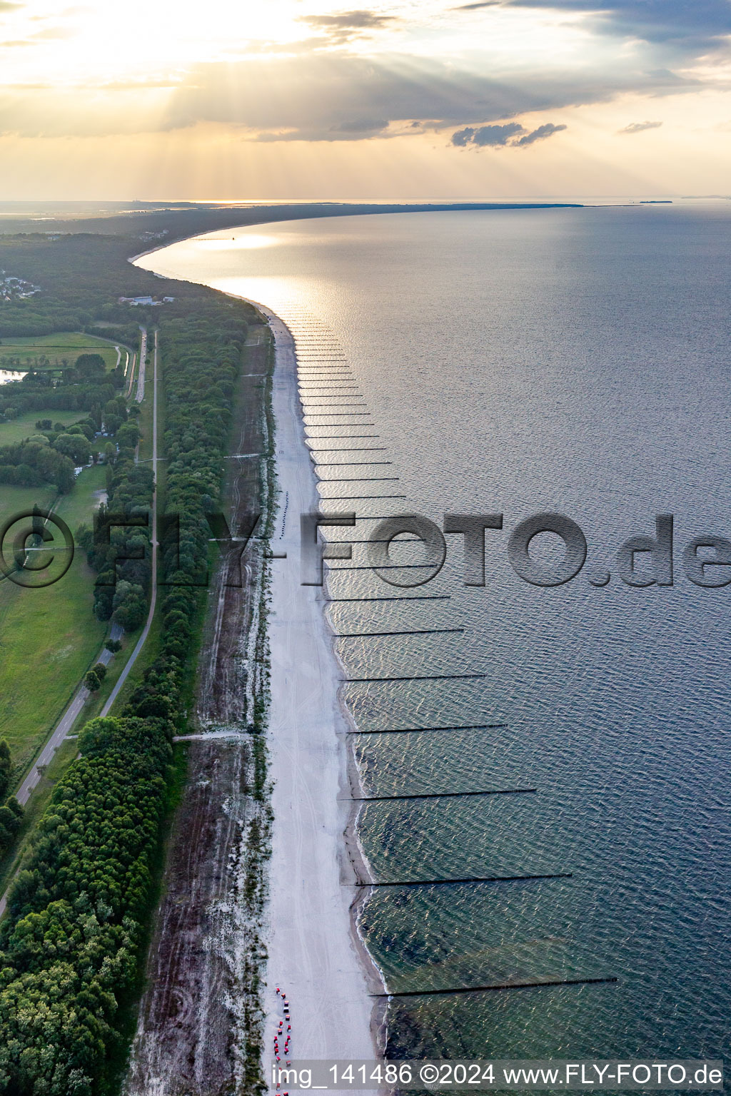 Vue aérienne de Plage de la mer Baltique sur la partie la plus étroite de l'île à Koserow dans le département Mecklembourg-Poméranie occidentale, Allemagne