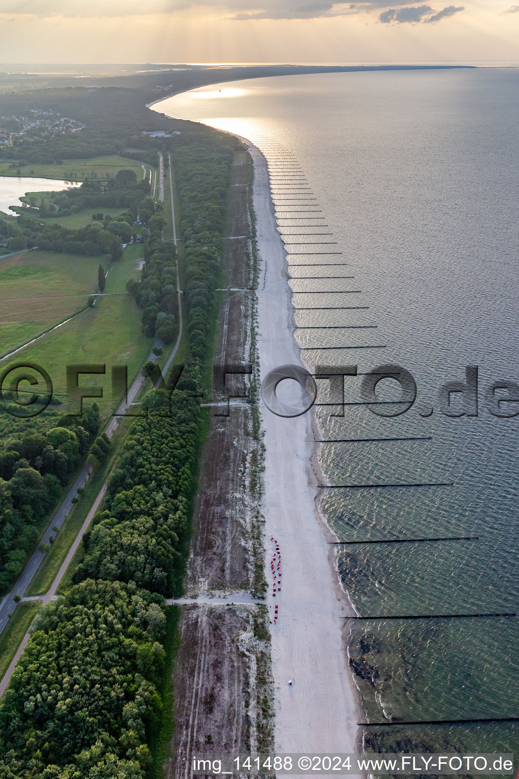 Photographie aérienne de Plage de la mer Baltique sur la partie la plus étroite de l'île à Koserow dans le département Mecklembourg-Poméranie occidentale, Allemagne