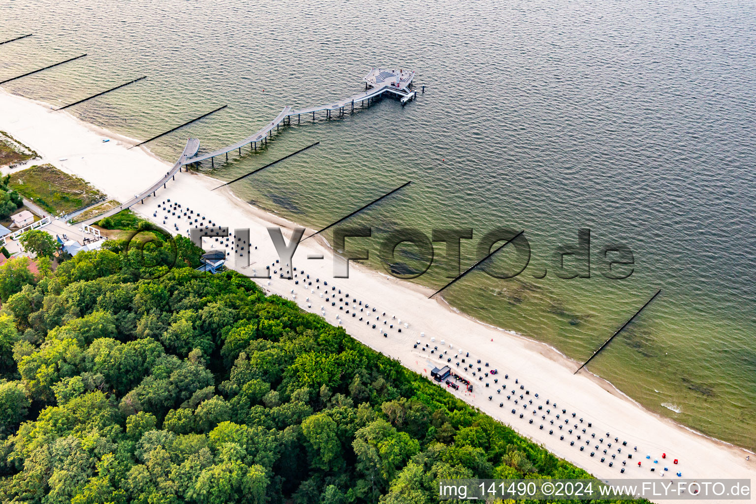 Vue aérienne de Koserower Seebrücke voin 2021, 279 m de long, particularités : - Clocher Vineta, coin salon pour 150 personnes avec cinéma au coucher du soleil, installation artistique "Homme à la cloche" réalisée par les ingénieurs de B&0, Hambourg Heuvelman Ibis GmbH, Leer à Koserow dans le département Mecklembourg-Poméranie occidentale, Allemagne