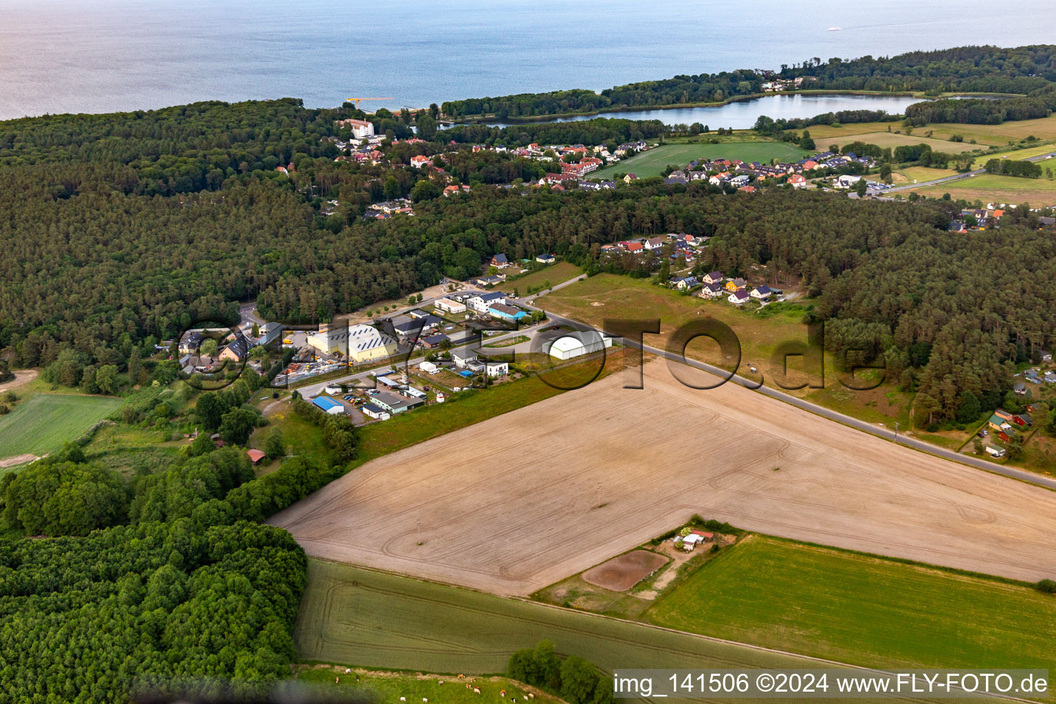 Vue aérienne de Zone commerciale Zum Herrenberg à le quartier Kölpinsee in Loddin dans le département Mecklembourg-Poméranie occidentale, Allemagne