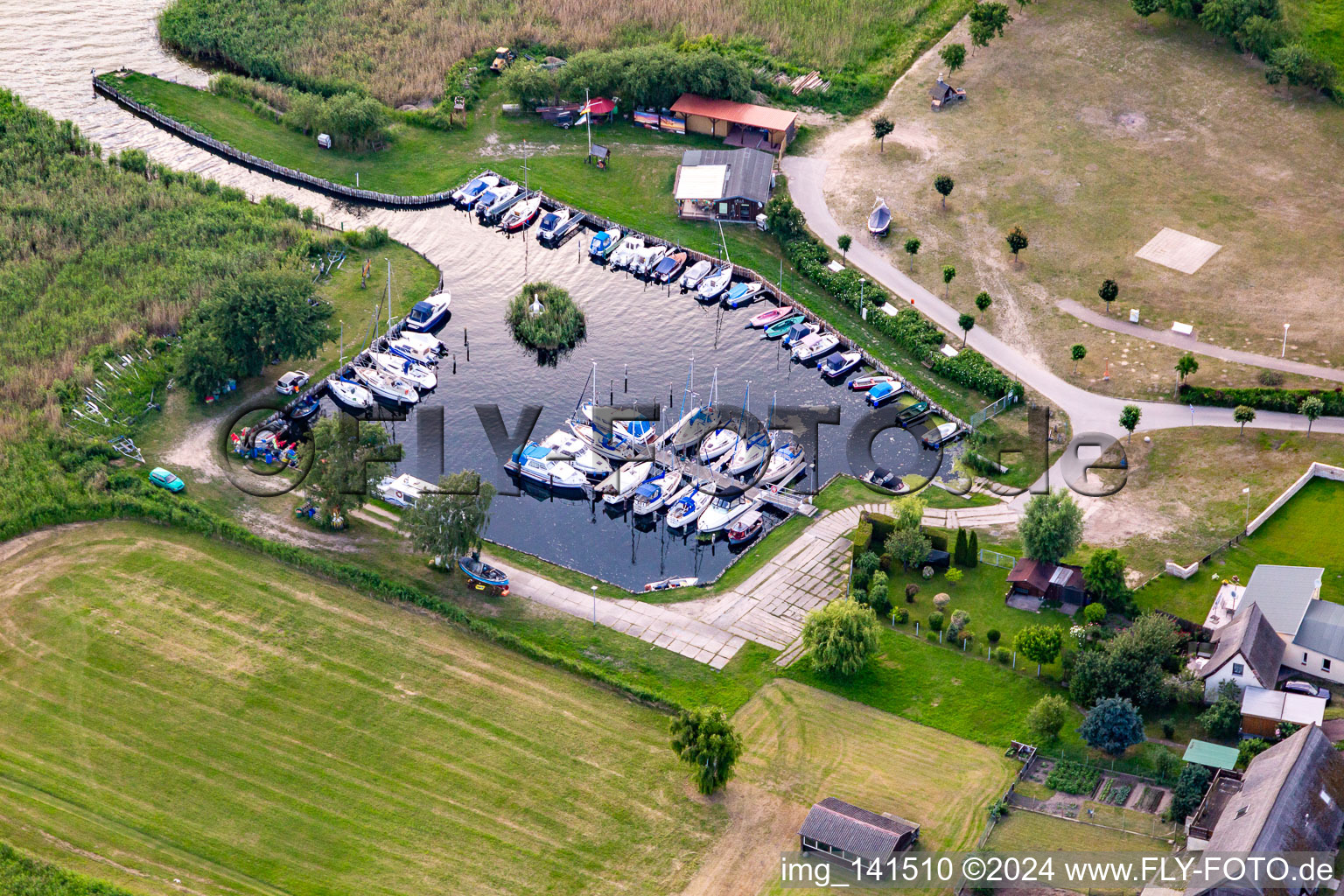 Vue aérienne de Port de plaisance Loddin vers l'Achterwasser à Loddin dans le département Mecklembourg-Poméranie occidentale, Allemagne